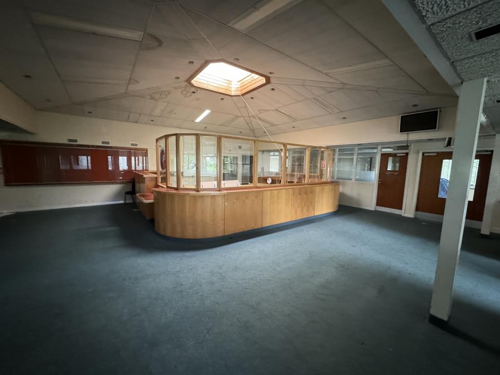 Lot: 103 - FORMER REGISTER OFFICE ON A PROMINENT PLOT WITH REDEVELOPMENT POTENTIAL - First floor reception area